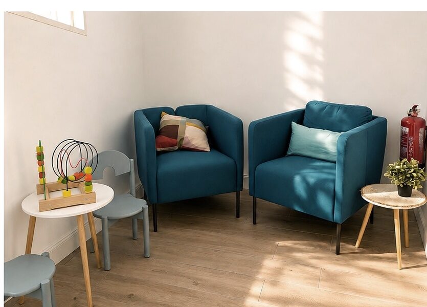 Gemütliches Wartezimmer mit Sesseln