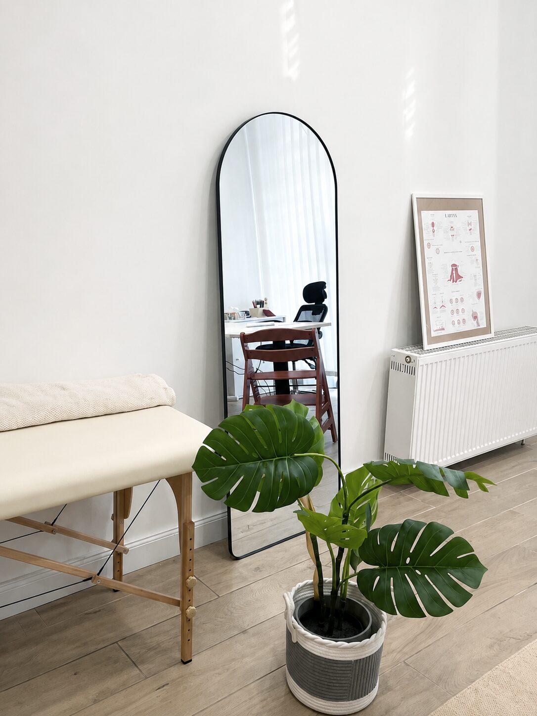 Heller Therapieraum mit Spiegel und Pflanze